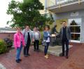 Bild: fvo
Eine Delegation des Waldthurner Frauenbunds mit Martina Bodensteiner (von links), Agnes Härtl, Regina Weiß und Vorsitzender Sieglinde Zielbauer übergibt die Spende an HPZ-Vorstandsvorsitzenden Christian Stadler.