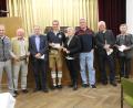 Bild: frd
Seit Jahren verhelfen diese Sportabzeichenprüfer durch intensives Training Hobbysportlern zum Abzeichen. An diesem Abend übergab Manfred Schwander (Zweiter von links) die Leitung dieser Sportabzeichenaktion an André Naumann (Vierter von links). Den langjährigen Einsatz Schwanders würdigte KSK-Vor-sitzender Christian Schießl (links).