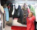 Bild: cog
Die dicke Jacke und der Schal passen gut zusammen und warten auf eine Kundin. Christine Lier eröffnete im Ökumenischen Kleiderladen die Wintersaison.