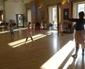Bild: hka
Funkelnde Kronleuchter, Boogie-Woogie, Blues: Der Heldrich-Saal in Rosenberg mit seinen 200 Quadratmetern Fläche ist der perfekte Ort für kleine und große Tänzer. Der Nachmittag ist in der Tanzschule Walter für die Früherziehung der Vorschulkinder reserviert.