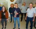 Bild: bsc
Den Siegern beim Kirchweihpokalschießen, Patrick Stengl (vorne, Mitte) sowie Elena-Maria Schlicht (vorne, links) und Thomas Stengl (vorne, rechts), gratulierten (hinten, von links) Bürgermeister Oskar Schuster, Vorsitzender Wolfgang Schlicht, Sportleiter Bernhard Stock und Zweiter Vorsitzender Adrian Käß.