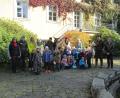 Bild: Kinderhaus Bad Neualbenreuth/exb
Die Mädchen und Buben aus dem Kinderhaus vor dem Landschloss in Ernestgrün.