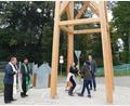Bild: hai
Emma Kausler und Laura Hertel ließen am Sonntagnachmittag im Beisein von den Geistlichen Sven Grillmeier aus Kirchenlaibach und Hartmut Klausfelder aus Neustadt am Kulm sowie Bürgermeister Christian Porsch (von links) erstmals wieder die Glocke auf dem neuen Glockenturm erklingen