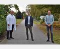 Bild: Bernhard Krebs/exb 
André Meidenbauer (Mitte), Daniel Weiß (rechts) und Dr. Konstantinos Kafchitsas (links) sprachen über die Zusammenarbeit zwischen Klinik und Volkshochschule.