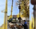 Bild: Josef Beer/exb
Ein Kran hinter der Basilika hievt die restaurierten Glocken von St. Martin hinauf in den Turm.