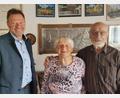 Bild: gef
Im Namen der Gemeinde Freudenberg gratuliert Bürgermeister Alwin Märkl (links) der Jubilarin Helga Göbl, hier mit ihrem Ehemann Josef.