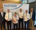 Bild: Schlesinger
Bei der Mitarbeitertagung des Fußballbezirks Oberpfalz gab es zahlreiche Ehrungen. 30 Jahre ein Amt bekleidet Rupert Karl (Zweiter von rechts), gar 35 Jahre in Sachen Fußball unterwegs sind Lorenz Gebert (Dritter von links), Barbara Beer und Otto Biederer (Zweiter von links) Bezirksvorsitzender Thomas Graml (links) und BFV-Vizepräsident Robert Schraudner gratulierten.