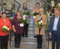 Bild: jr
Ehrungen für langjährige Mitarbeit und die Verabschiedung von Erika Ernst nach 48 Berufsjahren standen jetzt im Kaufhaus Zeitler in Mitterteich an. Im Bild (von links) Seniorchefin Resi Zeitler, Ilona Leiß, Kerstin Welz, Michaela Lindner, Erika Ernst sowie Inhaber Franz Zeitler jun.
