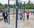 Bild: Benjamin Fremmer/exb 
Bürgermeister Thomas Beer, Jochen Oswald und Sabine Eichinger vom Teublitzer Bauamt (von links) besichtigten den neu errichteten Calisthenics Park.