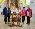 Bild: hai
Für die Restaurierung der Mockersdorfer Kirchenorgel erhielt Pfarrer Sven Grillmeier von Agnes Horn und Regina Krywinski (von links) 1000 Euro.