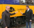 Bild: Hirsch
Mit einem Glas Sekt tauften Länderbahn-Geschäftsführer Wolfgang Pollety (links) und Landrat Thomas Ebeling (rechts) den Triebwagen der "Oberpfalzbahn" auf den Namen "Landkreis Schwandorf".