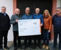 Bild: do
1.000 Euro für St. Anna. Unser Bild zeigt bei der Übergabe des symbolischen Spendenschecks (von links) Pfarrer Pater Adrian Kugler, Kulturvereinsvorsitzenden Gerd Retzer, Vereins-Schatzmeister Alois Hofmann, Kirchenpfleger Robert Biersack, Pfarrgemeinderatssprecherin Gertraud Hofmann und Kirchenrechner Erich Biersack.