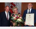 Bild: e
Bürgermeister Roland Strehl (von links) überreicht Alois Schwanzl, hier mit Ehefrau Angelika, die Ernennungsurkunde zum Ehrenbürger der Gemeinde Kümmersbruck.