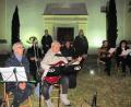 Bild: sei
Das Duo Raureif mit Gisela Rail (vorne, rechts) und Ulrike Rauch (vorne, links) gestaltetet mit Gitarre und Gesang die Andacht vor der Moritzkirche.