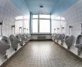 Bild: dtr
Die Toiletten, die weder optisch noch geruchlich begeistern, versprühen eher das Flair einer veralteten Bundeswehrkaserne.