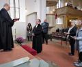 Bild: ubb
Mit einer feierlichen Zeremonie führte Dekan Thomas Guba (links) dem neuen Plößberger Pfarrer Klaus Weber (Mitte) in sein Amt ein. Als Zeugen begleiteten vier Kirchenvorstände den Amtsakt.