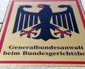 Bild: Uli Deck
Ein Schild mit Bundesadler an der Bundesanwaltschaft. Foto: Uli Deck/dpa/Symbolbild