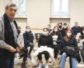 Bild: Gabi Schönberger
Josef Salomonovic erzählt den gespannten Schülern "Gschichteln" aus dem KZ