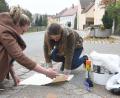 Bild: Gabi Schönberger
Die Studenten der OTH Regensburg nehmen Etzenricht genau unter die Lupe - und auch schon mal einen Abdruck des Pflasters.