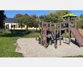 Bild: lei
Der neue Spielplatz in Eschenfelden ist bereits fertig. Mit der Generalsanierung des Kindergartens (im Hintergrund) beginnt noch im November die nächste Baustelle.