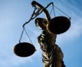 Symbolbild: David-Wolfgang Ebener
Eine Statue der Justitia hält eine Waage in ihrer Hand.