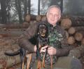 Bild: kro
Ein Team: Peter Hamm mit seiner sieben Monate alten Schwarzwildbracke "Juna".