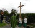 Bild: flk
P. Adrian segnet das neue Friedhofskreuz. Links Bürgermeister Alexander Goller.