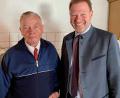 Bild: gef
Bürgermeister Alwin Märkl (rechts) gratuliert Martin Strobl zum 80. Geburtstag.