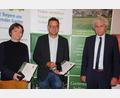 Bild: kro
Mit dem "Silbernen Marienkäfer", der höchsten Auszeichnung des Kreisverbands, zeichnete Wolfgang Lippert die beiden Kreisfachberater Manuela Pappenberger und Harald Schlöger (von links) aus.