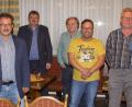 Bild: mmj
An der Spitze der neu gewählten Vorstandschaft des Fördervereins der Rotkreuzgemeinschaft Schönsee steht weiterhin Vorsitzender Manuel Treiber (Dritter von rechts). Mit im Bild (von links) Bürgermeister Gerald Reiter (Stadlern), Manfred Dirscherl (Weiding) und Reinhard Kreuzer (Schönsee), der auch neuer Beisitzer ist.