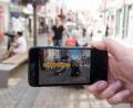 Bild: Marijan Murat/dpa
Ein Mann demonstriert in Reutlingen die Smart-City-App, mit der Sehenswürdigkeiten, Geschäfte, Gaststätten oder auch der nächste Papierkorb angezeigt werden. In diese Richtung könnte auch Weiden gehen. Den Anfang dieser Digitalisierungsoffensive soll die Verwaltung machen, wünscht sich der Stadtrat.