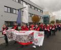 Bild: rn
Bereits den Auszug aus dem Novem-Werk zum Warnstreik begleiteten rund 300 Beschäftigte mit einem gellenden Pfeifkonzert.
