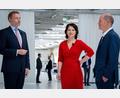 Archivbild: Kay Nietfeld
Die Spitzen der möglichen Koalitionspartner (von links: FDP-Chef Christian Lindner, Grünen-Vorsitzende Annalena Baerbock und SPD-Kanzlerkandidat Olaf Scholz) schmieden an der Ampel. Vor Ort geben sich die Parteivertreter optimistisch.