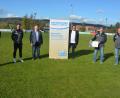 Bild: jr
Mit der „Goldenen Raute mit Ähre“ des Bayerischen Fußballverbands wurde der SV Pechbrunn-Groschlattengrün ausgezeichnet. Im Bild die Übergabe der Auszeichnung mit (von links) BFV-Kreisvorsitzendem und Bezirksehrenamtsbeauftragtem Siegfried Tabbert, dem Verein-Ehrenamtsbeauftragten Patrick Lang, dem Kreisehrenamtsbeauftragten Martin Braun, Bürgermeister Stephan Schübel, SV-Vorsitzendem Roland Zeitler und Stellvertreter Thorsten Riedl.