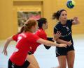 Bild: exb
Ein kluges Zuspiel von Anna Stubenvoll (rechts). Die Handballerinnen aus Nabburg und Schwarzenfeld treten am Samstag (17.15 Uhr) erneut in der heimischen Sportparkhalle an.
