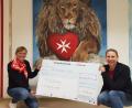 Bild: exb
Ladies-Circle-Präsidentin Victoria Krautter (rechts) überreicht Tanja Herzer von der „Malteser Löwengruppe“ einen Spendenscheck in Höhe von 3000 Euro. Die Summe stammt aus dem Erlös des Open-Air-Kinos.