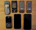 Bild: jut
Einige der alten Handys und das aktuelleste Smartphone unseres Autors (obere Reihe, zweites Display von links). Ein paar Geräte haben es nicht mit aufs Bild geschafft - sie sind längst Elektroschrott.