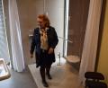 Bild: szl
Isolde Guba leitet seit April die Wohnberatungsstelle im Landkreis Tirschenreuth. In der Musterwohnung demonstriert die 54-Jährige, welche Vorteile ebenerdige Duscheinstiege haben.