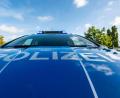 Symbolbild: David Inderlied
Auf der Motorhaube eines Streifenwagens steht der Schriftzug „Polizei“. Foto: David Inderlied/dpa/Illustration