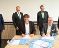 Bild: HWK Niederbayern-Oberpfalz/exb
Die Vereinbarung unterzeichneten Schulleiter Thomas Metzler und Jürgen Kilger von der Handwerkskammer (vorne, von links). Mit dabei waren Leitender Regierungsdirektor Walter Schütz, Landrat Roland Grillmeier, Obermeister Meinhard Berger und Obermeister Georg Braun (hinten, von links).