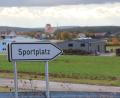 Bild: upl
Blick auf Trisching mit der Pfarrkirche im Hinter- und dem Gewerbegebiet im Vordergrund. Die Fläche Richtung Sportplatz soll jetzt auch Industriegebiet werden.