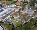 Bild: ref
Beim Neubau der Turnhalle (links) an der Schönwerth-Realschule, Fuggerstraße, ist es zu Verzög