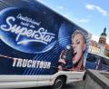 Bild: Patrick Pleul/dpa
Ein Truck für das Casting von "Deutschland sucht den Superstar" fährt durch eine Kleinstadt. Der Traum von der glitzernden und strahlenden Musikkarriere beginnt häufig bei den Vorauswahlen der Produktionsfirma Ufa.