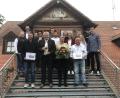 Bild: Jane Lorenz
Die verabschiedeten Vorstandsmitglieder der Knabenkapelle Auerbach (vorderste Reihe, von links); Matthias Merkl, Günther Cermak, Irmgard Rupprecht und Elmar Hamerla zusammen mit dem neuen Vorstand der Knabenkapelle (dahinter, von links): Silvia Götz, Michael Sommer, Thomas Sporrer, Roswitha Müller, Marco Bößl, Patrick Hamerla, Tatjana Lehner, Magdalena Maul, Simon Popp, Bianca König, Marius Uber und Jürgen Müller.