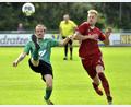 Archivbild: Hubert Ziegler
Der Riedener Thomas Deml (links) klärt den Ball vor dem Schmidmühlener Spieler. Der SVS startete mit einem 3:1-Sieg im Derby gegen Rieden in die Saison. Am Sonntag steht das Rückspiel an.