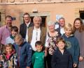 Bild: ohr
Johann Bodensteiner (Bildmitte mit Gattin Josefine) und den Kindern Gregor (links) und Annette (rechts) sowie den Enkeln (von links) Klara, Ben, Leo, Noa, Toni und 
Luis feierte sein 80. Wiegenfest. Bürgermeister Hans Prechtl und sein Stellvertreter Thomas Rohrwild (hinten von links) gratulierten im Namen der Gemeinde Stulln. Auch zahlreiche Ortsvereine überbrachten die Glückwünsche.