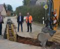 Bild: jr
Am Dienstagnachmittag auf der Baustelle in Königshütte, mit dabei waren (von links) Bürgermeister Johann Burger, Bauamtsleiter Thomas Grillmeier (VG Mitterteich) und Wassermeister Wolfgang Haberkorn.