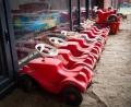 Bild: Christian Charisius
Mehrere Bobbycars stehen auf dem Spielplatz einer Kita. Foto: Christian Charisius/dpa/Symbolbild
