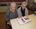 Bild: is
Barbara Zankl, Leiterin des Pressather Heimatmuseums (links), und Elisabeth Murr vom Heimatpflegebund Pressath blättern in den neuen Kapiteln der Dippel-Chronik.