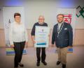 Bild: jsa
Georg Heining (Mitte) ist neuer Ehrenbürger der Gemeinde Kastl. Zur Ernennung gratulierten Bürgermeister Hans Walter und seine Stellvertreterin Michaela Veigl.